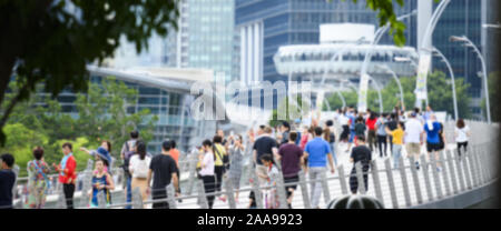 (Defokussierten Bild) Verschwommene Masse von Einheimischen und Touristen zu Fuß auf einer Brücke in Singapur. Stockfoto