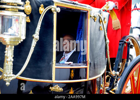 London, Großbritannien. Nov, 2019 20. Botschafter von Suriname Reggy Martiales Nelson und seiner Frau Haidy Nelson-Gravenberch, genießen Sie eine Couch Fahrt um Westminster auf dem Weg in ein eigenes Publikum mit der Queen im Buckingham Palace Credit: PjrFoto/Alamy leben Nachrichten Stockfoto