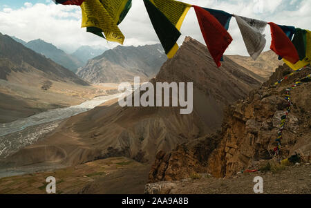 Kaza, Himachal Pradesh, Indien. Die spiti Fluss schlängelt sich durch die Spiti Tal im Himalaya im Sommer flankiert, Kaza, Himachal Pradesh, Indien. Stockfoto