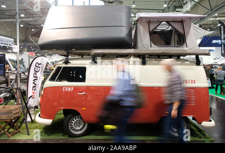 20 November 2019, Sachsen, Leipzig: Dachzelte für Minibusse auf der Touristik & Caravaning (TC) Messe ausgestellt werden. Am Mittwoch (20.11.2019) die Tore zur größten Reisemesse in Mitteldeutschland für den 30 Mal geöffnet. Bis 24.11.2109 531 Aussteller aus der ganzen Welt werden sich an der TC vorhanden. Partner in diesem Jahr ist die Region Erzgebirge. Foto: Sebastian Willnow/dpa-Zentralbild/dpa Stockfoto