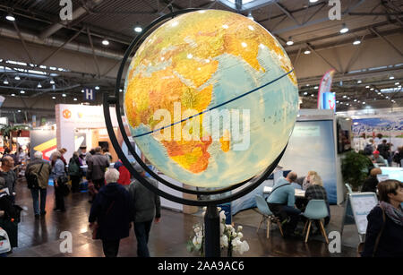 20 November 2019, Sachsen, Leipzig: ein Globus glänzt auf der Touristik & Caravaning (TC) Messe. Am Mittwoch (20.11.2019) die Tore zur größten Reisemesse in Mitteldeutschland für den 30 Mal geöffnet. Bis 24.11.2109 531 Aussteller aus der ganzen Welt werden sich an der TC vorhanden. Partner in diesem Jahr ist die Region Erzgebirge. Foto: Sebastian Willnow/dpa-Zentralbild/dpa Stockfoto