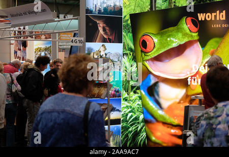 20 November 2019, Sachsen, Leipzig: Besucher auf der Touristik & Caravaning (TC) Messe Spaziergang durch eine Ausstellungshalle. Am Mittwoch (20.11.2019) die Tore zur größten Reisemesse in Mitteldeutschland für den 30 Mal geöffnet. Bis 24.11.2109 531 Aussteller aus der ganzen Welt werden sich an der TC vorhanden. Partner in diesem Jahr ist die Region Erzgebirge. Foto: Sebastian Willnow/dpa-Zentralbild/dpa Stockfoto