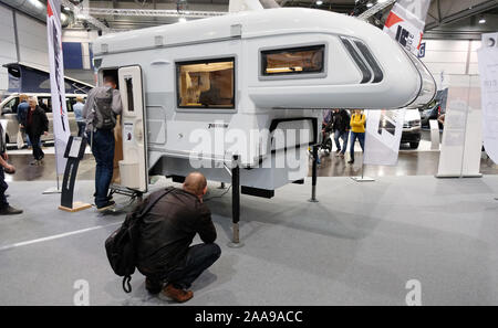 20 November 2019, Sachsen, Leipzig: Ein Pickup, der Kabine wird auf der Touristik & Caravaning (TC) Messe ausgestellt werden. Am Mittwoch (20.11.2019) die Tore zur größten Reisemesse in Mitteldeutschland für den 30 Mal geöffnet. Bis 24.11.2109 531 Aussteller aus der ganzen Welt werden sich an der TC vorhanden. Partner in diesem Jahr ist die Region Erzgebirge. Foto: Sebastian Willnow/dpa-Zentralbild/dpa Stockfoto