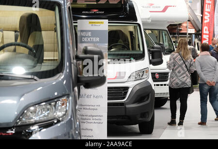 20 November 2019, Sachsen, Leipzig: Wohnmobile werden auf der Touristik & Caravaning (TC) Messe ausgestellt werden. Am Mittwoch (20.11.2019) die Tore zur größten Reisemesse in Mitteldeutschland für den 30 Mal geöffnet. Bis 24.11.2109 531 Aussteller aus der ganzen Welt werden sich an der TC vorhanden. Partner in diesem Jahr ist die Region Erzgebirge. Foto: Sebastian Willnow/dpa-Zentralbild/dpa Stockfoto