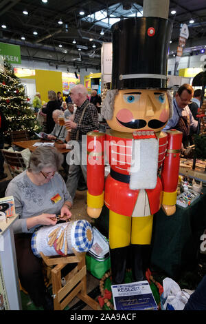 20 November 2019, Sachsen, Leipzig: Rosi Müller spielt die loppet auf der Messe Touristik & Caravaning (TC) auf dem Stand des Erzgebirge. Am Mittwoch (20.11.2019) die Tore zur größten Reisemesse in Mitteldeutschland für den 30 Mal geöffnet. Bis 24.11.2109 531 Aussteller aus der ganzen Welt werden sich an der TC vorhanden. Partner in diesem Jahr ist die Region Erzgebirge. Foto: Sebastian Willnow/dpa-Zentralbild/dpa Stockfoto