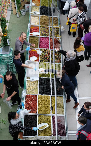 20 November 2019, Sachsen, Leipzig: Oliven und Antipasti sind auf der Touristik & Caravaning (TC) Messe angeboten. Am Mittwoch (20.11.2019) die Tore zur größten Reisemesse in Mitteldeutschland für den 30 Mal geöffnet. Bis 24.11.2109 531 Aussteller aus der ganzen Welt werden sich an der TC vorhanden. Partner in diesem Jahr ist die Region Erzgebirge. Foto: Sebastian Willnow/dpa-Zentralbild/dpa Stockfoto