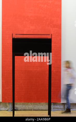 20. November 2020, Sachsen, Leipzig: In der Ausstellung "WER HAT ANGST VOR ROSA" ein Kind geht Vergangenheit die Installation "Es ist dunkel im Landwehrkanal" (2019) von der Berliner Künstlerin Gabriela Kobus. Die Installation mit Wandelement, Stahl, Glas Container, schwarz gefärbten Wasser und Flow Pumpe ist eines der Kunstwerke, mit denen Künstler aus Berlin, Leipzig, Krakau, Posen, Breslau und Zamosc mit der unterschiedlichen Rezeption Geschichten von Rosa Luxemburg in Deutschland und Polen. Die Ausstellung in der thematischen Bereichen Installation, Malerei, Skulptur, Performance, Tanz, Fotografie und Videos können Stockfoto