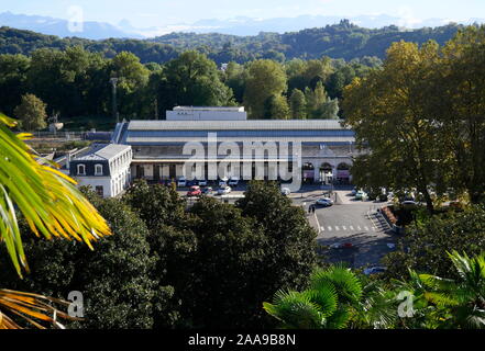 AJAXNETPHOTO. Oktober, 2019. PAU, Frankreich. - Eisenbahn - HAUPTLEITUNG SNCF-Station unterhalb der Stadtmauer. Foto: Jonathan Eastland/AJAX REF: GX8 191010 20795 Stockfoto