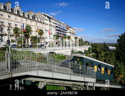 AJAXNETPHOTO. Oktober, 2019. PAU, Frankreich. - Von OBEN NACH UNTEN - STANDSEILBAHN PERSONENBEFÖRDERUNG DIE STRASSEN UNTERHALB DER SÜDLICHEN französischen Stadt, der LEICHTEN ZUGANG ZU DER STADT HAUPTBAHNHOF UND UMGEKEHRT. Foto: Jonathan Eastland/AJAX REF: GX8 191010 20791 Stockfoto