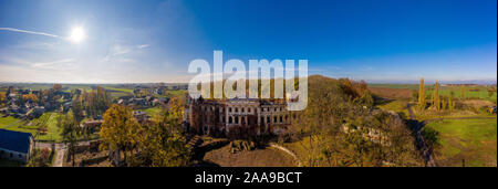 Schloss in Slawikau, Polen ruinieren. Drone Fotografie. Stockfoto