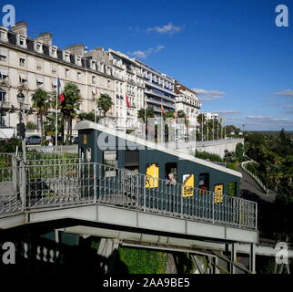 AJAXNETPHOTO. Oktober, 2019. PAU, Frankreich. - Von OBEN NACH UNTEN - STANDSEILBAHN PERSONENBEFÖRDERUNG DIE STRASSEN UNTERHALB DER SÜDLICHEN französischen Stadt, der LEICHTEN ZUGANG ZU DER STADT HAUPTBAHNHOF UND UMGEKEHRT. Foto: Jonathan Eastland/AJAX REF: GX8 191010 20792 Stockfoto