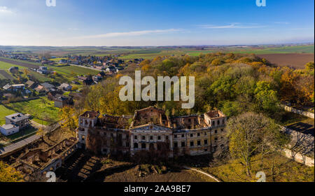 Schloss in Slawikau, Polen ruinieren. Drone Fotografie. Stockfoto