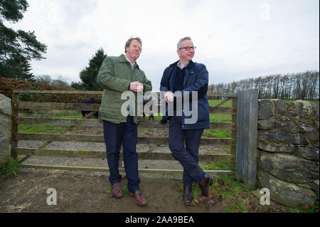 Unter einem EMBARGO BIS 17:30 Heute (20. NOVEMBER 2019) Glasgow, UK. Nov, 2019 20. Im Bild: (L-R) Alister Jack MP-Minister für Schottland; Michael Gove MP - Kanzler des Herzogtums Lancaster. Herr Gove wird gesehen, Campaigning in Schottland der Tories stimmen für die Bundestagswahl am 12. Dezember zu sichern. Credit: Colin Fisher/Alamy leben Nachrichten Stockfoto