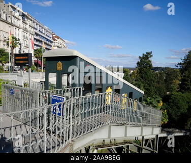 AJAXNETPHOTO. Oktober, 2019. PAU, Frankreich. - Von OBEN NACH UNTEN - STANDSEILBAHN PERSONENBEFÖRDERUNG DIE STRASSEN UNTERHALB DER SÜDLICHEN französischen Stadt, der LEICHTEN ZUGANG ZU DER STADT HAUPTBAHNHOF UND UMGEKEHRT. Foto: Jonathan Eastland/AJAX REF: GX8 191010 20794 Stockfoto