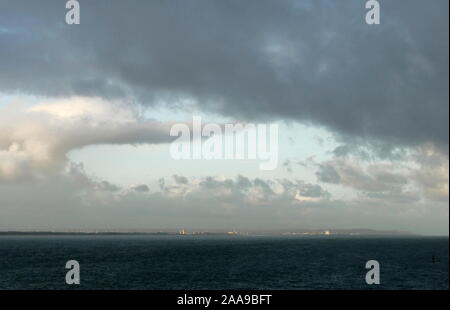 AJAXNETPHOTO. SEPTEMBER, 2019. CALAIS, Frankreich. - Am frühen Morgen CLOUDSCAPE ÜBER DER NÖRDLICHEN FRANZÖSISCHEN KÜSTE UND HAFEN VON CALAIS. Foto: Jonathan Eastland REF: GX8 192609 20525 Stockfoto