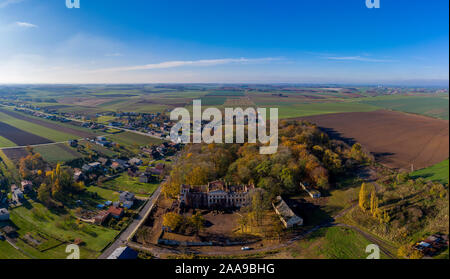 Schloss in Slawikau, Polen ruinieren. Drone Fotografie. Stockfoto