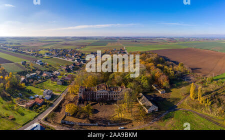 Schloss in Slawikau, Polen ruinieren. Drone Fotografie. Stockfoto