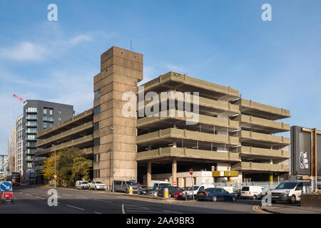 Geisa Straße Parkplatz in Geisa Street Birmingham ist ein Beispiel für eine brutalist Betongebäude. Stockfoto