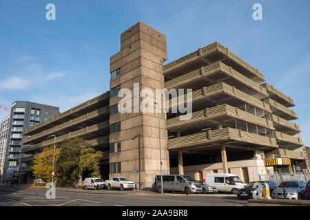 Geisa Straße Parkplatz in Geisa Street Birmingham ist ein Beispiel für eine brutalist Betongebäude. Stockfoto