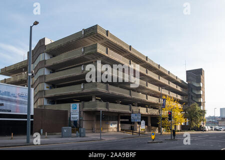 Geisa Straße Parkplatz in Geisa Street Birmingham ist ein Beispiel für eine brutalist Betongebäude. Stockfoto