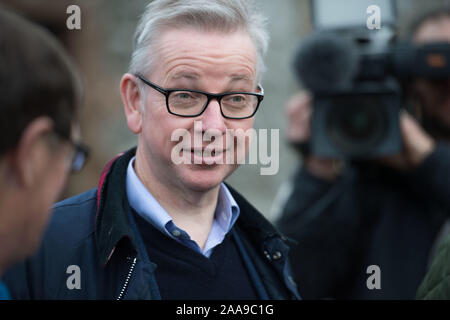 Unter einem EMBARGO BIS 17:30 Heute (20. NOVEMBER 2019) Glasgow, UK. Nov, 2019 20. Bild: Michael Gove MP - Kanzler des Herzogtums Lancaster. Herr Gove wird gesehen, Campaigning in Schottland der Tories stimmen für die Bundestagswahl am 12. Dezember zu sichern. Credit: Colin Fisher/Alamy leben Nachrichten Stockfoto