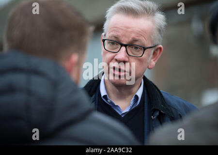 Unter einem EMBARGO BIS 17:30 Heute (20. NOVEMBER 2019) Glasgow, UK. Nov, 2019 20. Bild: Michael Gove MP - Kanzler des Herzogtums Lancaster. Herr Gove wird gesehen, Campaigning in Schottland der Tories stimmen für die Bundestagswahl am 12. Dezember zu sichern. Credit: Colin Fisher/Alamy leben Nachrichten Stockfoto