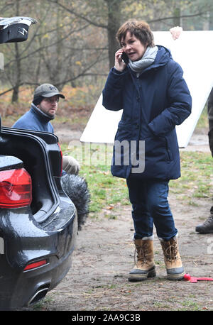 20 November 2019, Mecklenburg-Vorpommern, Prätenow: Exklusive - Die Schauspielerin Katrin Sass als ex Staatsanwalt Karin Lossow ist Telefonieren am Fotoshooting für die neuen 'Usedom-Krimi - Schmerzgrenze" (AT) am Set. Die elfte Episode der ARD-Serie wird gefilmt, bis 22.11.2019 auf der Insel Usedom und wird im Herbst 2020 ausgestrahlt werden. Foto: Stefan Sauer/dpa Stockfoto