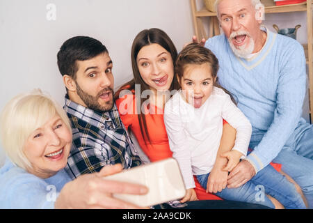 Lustige Familie, selfie bei smart phone Stockfoto
