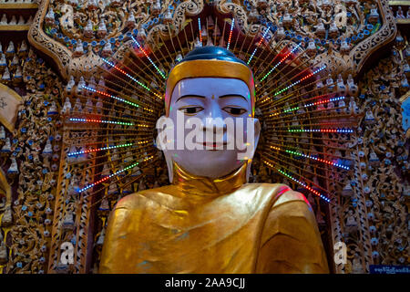 Innenraum der Moe Hnyin als Boaddai Tempel in Monywa, Myanmar (Birma) mit der Darstellung des Bildes des Buddha Stockfoto