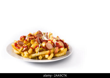 Typische Lateinamerika Salchipapa. Würstchen mit Pommes, Ketchup, Senf, Mayo, auf weißem Hintergrund. Platz kopieren Stockfoto