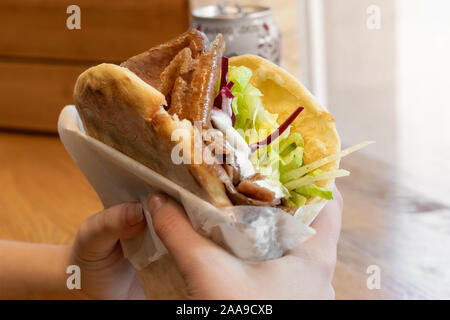 Mädchen, dass eine leckere Döner in der Hand / Mädchen essen Döner Stockfoto