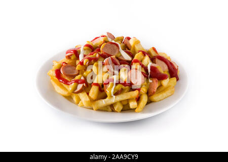 Typische Lateinamerika Salchipapa. Würstchen mit Pommes, Ketchup, Senf, Mayo, auf weißem Hintergrund Stockfoto