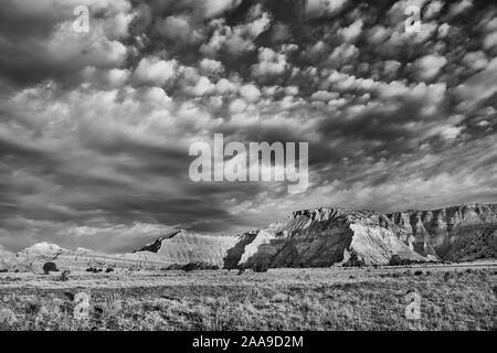 Wolken und Klippen in der Wüste, Schwarz und Weiß, Utah, USA Stockfoto