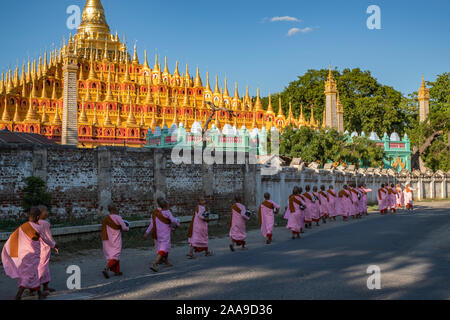 Eine Prozession buddhistischer Nonnen in Rosa Gewänder gekleidet in der Thanboodi (Moe Hnyin als Boaddai) Tempel in Monywa, Myanmar (Birma) für die Gebete. Stockfoto