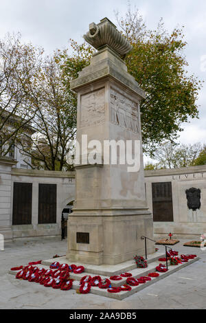 Red Poppy Kränze um ein Kriegerdenkmal auf das Gedenken Sonntag festgelegt Stockfoto