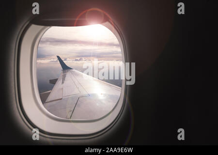 Flugzeugflügel mit schönen Himmel vom Flugzeug Fenster Stockfoto