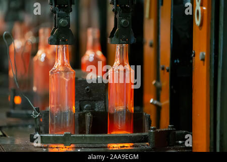 Glashütte. Glasindustrie. Der Prozess der Herstellung Glasflaschen. geschmolzenen Glas Container auf Transportband