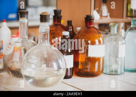 Glaskolben auf einem Labortisch. Apotheke Container retro. Stockfoto
