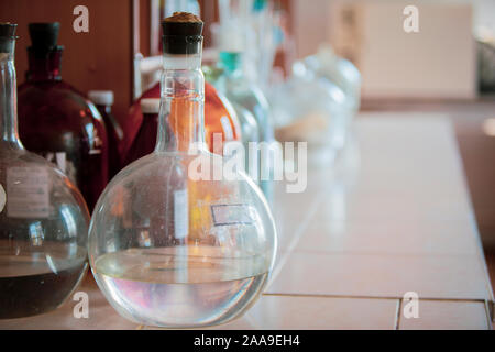 Glaskolben auf einem Labortisch. Apotheke Container retro. Stockfoto