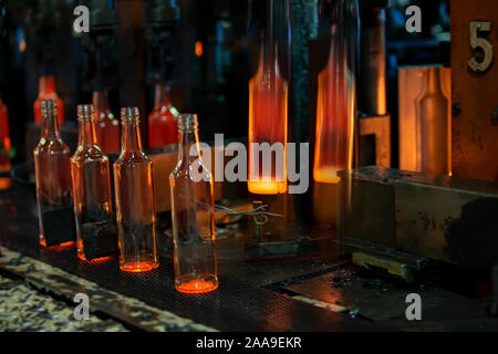 Glashütte. Glasindustrie. Der Prozess der Herstellung Glasflaschen. geschmolzenen Glas Container auf Transportband Stockfoto