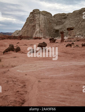 Rimrock Fliegenpilz Hoodoos in den Badlands von Utah, USA Stockfoto