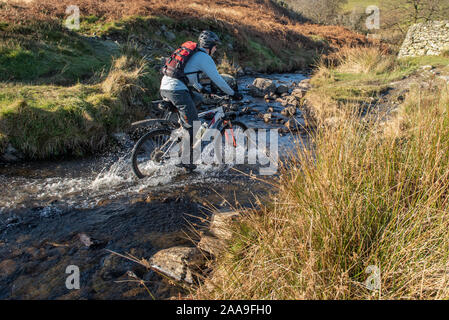 Mountainbiken in kentmere Cumbria Stockfoto