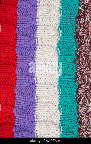 Gestrickte mehrfarbige Textur. Hintergrund streifen enger gestrickt. Stockfoto