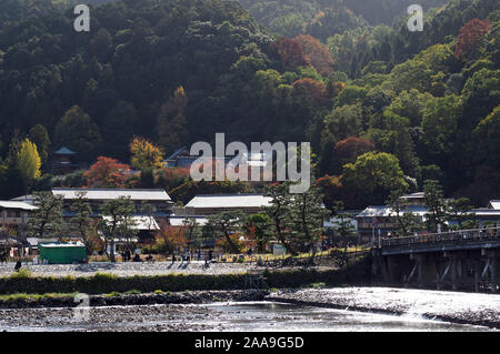 Herbst Laub und der Farben in der Togetsu-kyo Brücke in Arashiyama, Kyoto, Japan. Stockfoto