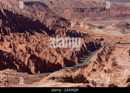 Die Pan American Highway, der durch das Tal der Toten in der Atacama-Wüste im Norden Chiles, in Südamerika. Stockfoto