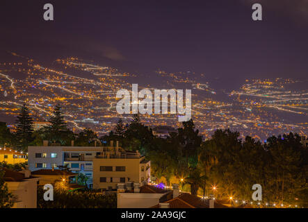 Ein Bild zeigt herrliche Weihnachtsbeleuchtung in den Bergen oberhalb von Funchal, Madeira, Portugal. Stockfoto