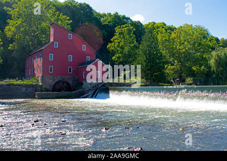 Malerische Ansicht des historischen Roten Mühle in Clinton, New Jersey, an einem sonnigen Tag, mit einem Wasserfall in den Vordergrund Stockfoto