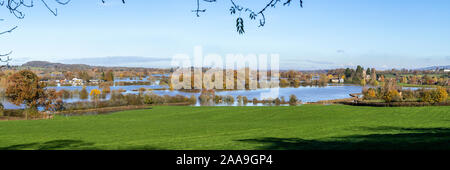 Einen Panoramablick auf den Fluss Severn Überflutung der Felder zwischen den Severn Vale Dörfer von Chaceley und Deerhurst, Gloucestershire UK am 18/11/2019 Stockfoto