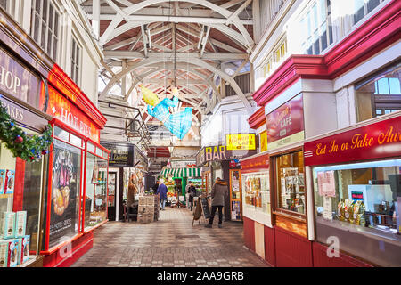 Der überdachte Markthalle in der Weihnachtszeit 2019, Oxford, England, mit einem Alice im Wunderland Thema. Stockfoto