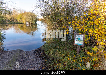 Der Fluss Severn überflutete am 18/11/2019 den Coombe Hill Canal and Meadows Nature Reserve, südlich von Tewkesbury, Gloucestershire, Großbritannien Stockfoto